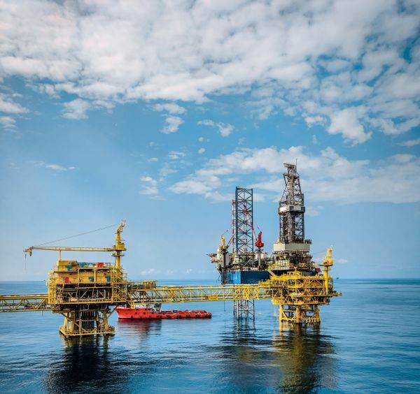 Russian researchers create reusable polymer film that absorbs oil from water surface